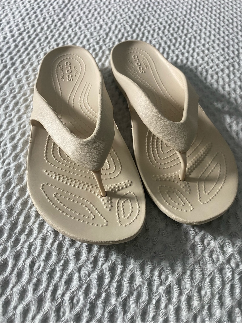 CROCS Women’s Neutral Beige Comfort Flip Sandals Size 9